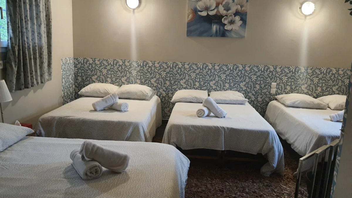 La chambre avec ses lits simples