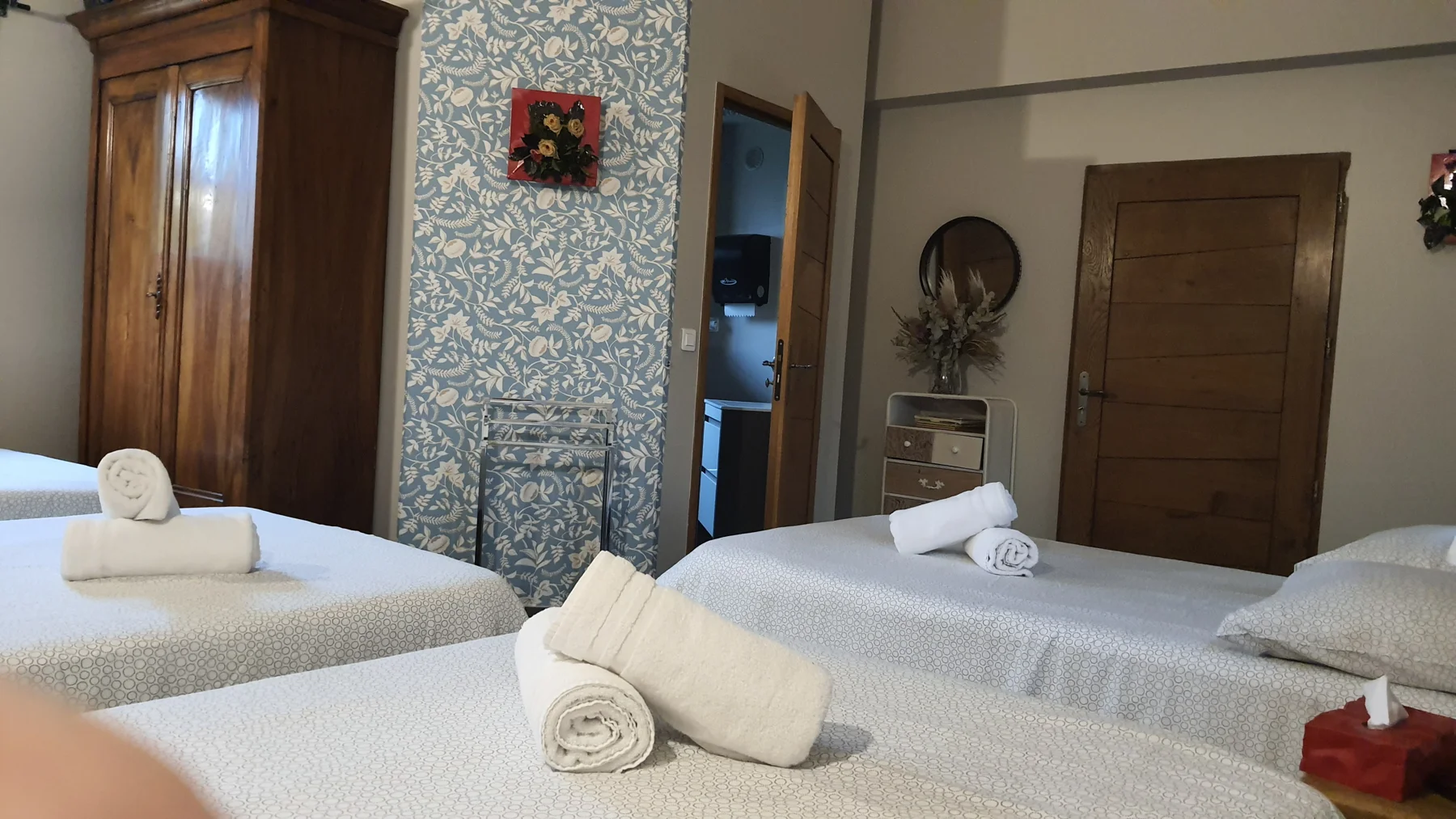 La chambre De la place pour la tribu au Mas de France