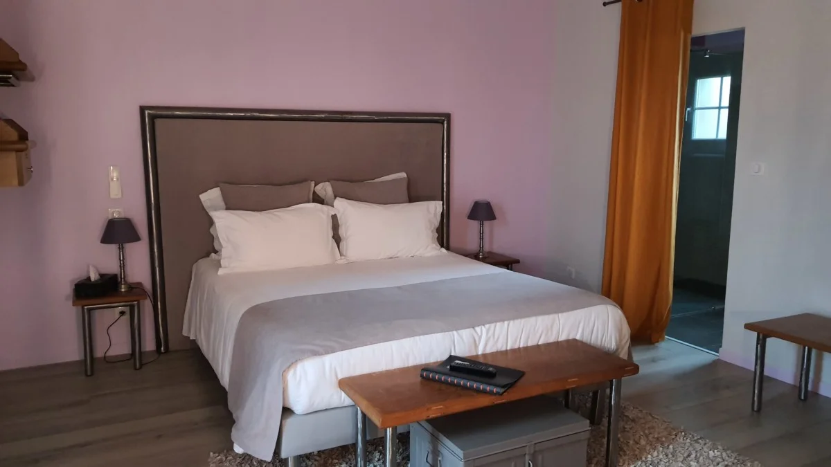 Un aperçu de la chambre du gîte