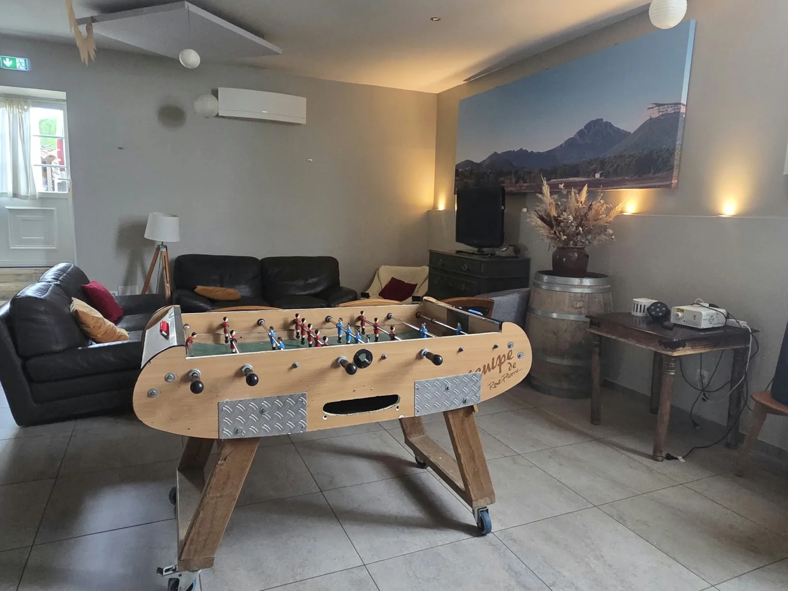 Le baby-foot dans le salon, devant les canapés en cuir
