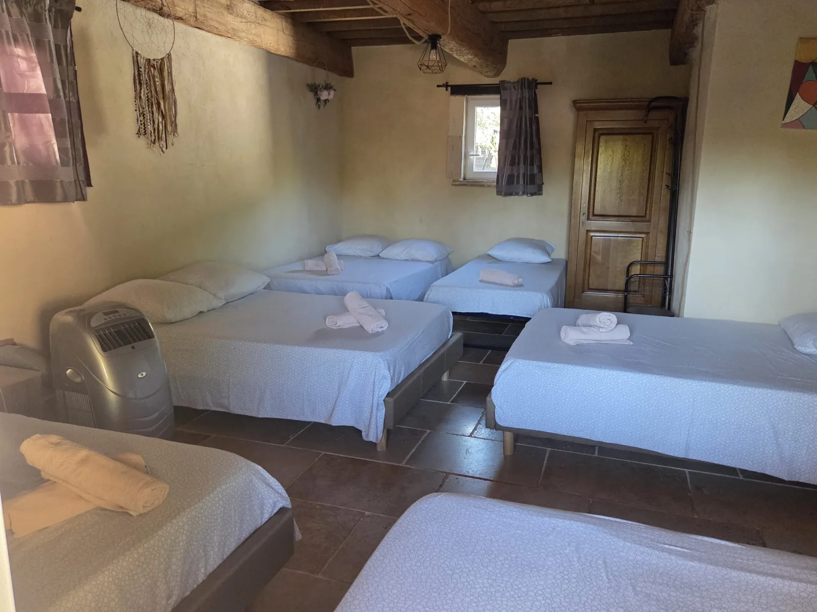 Une chambre sous les poutres, aux lits préparés