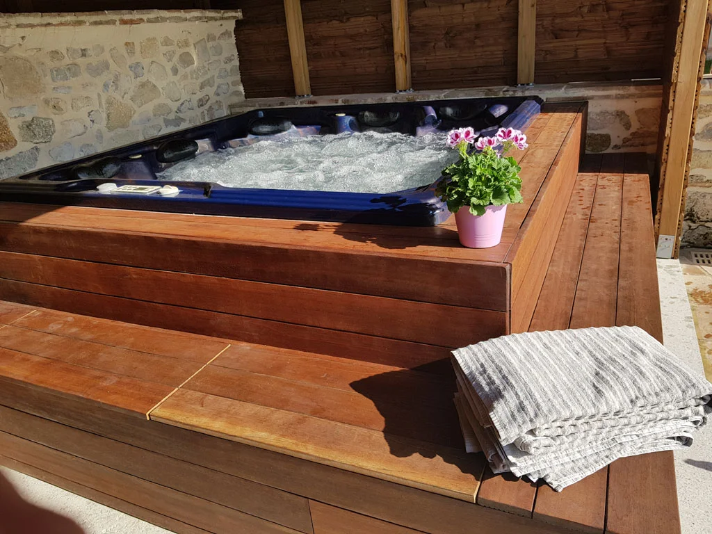 Le jacuzzi sous son abri en bois