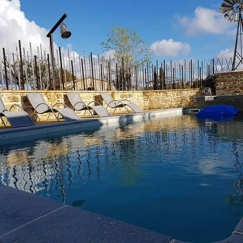 Les transats au bord de la piscine