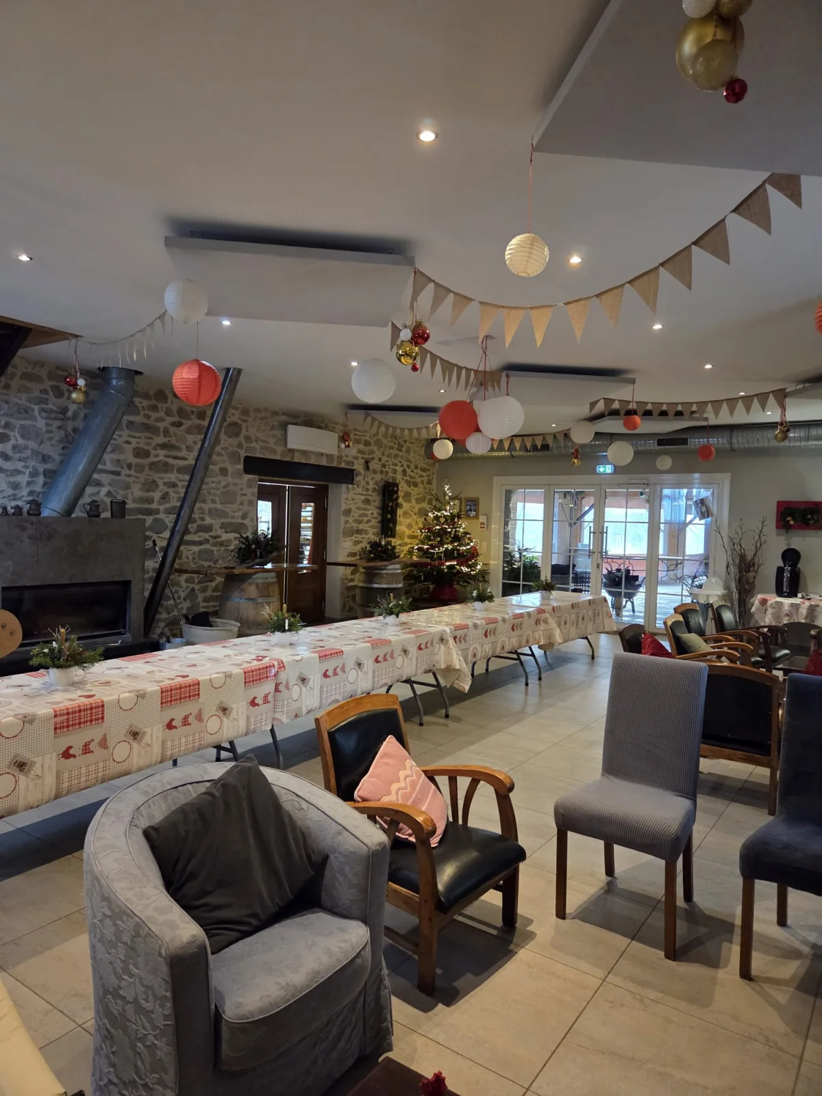 La grande table et le sapin de Noël