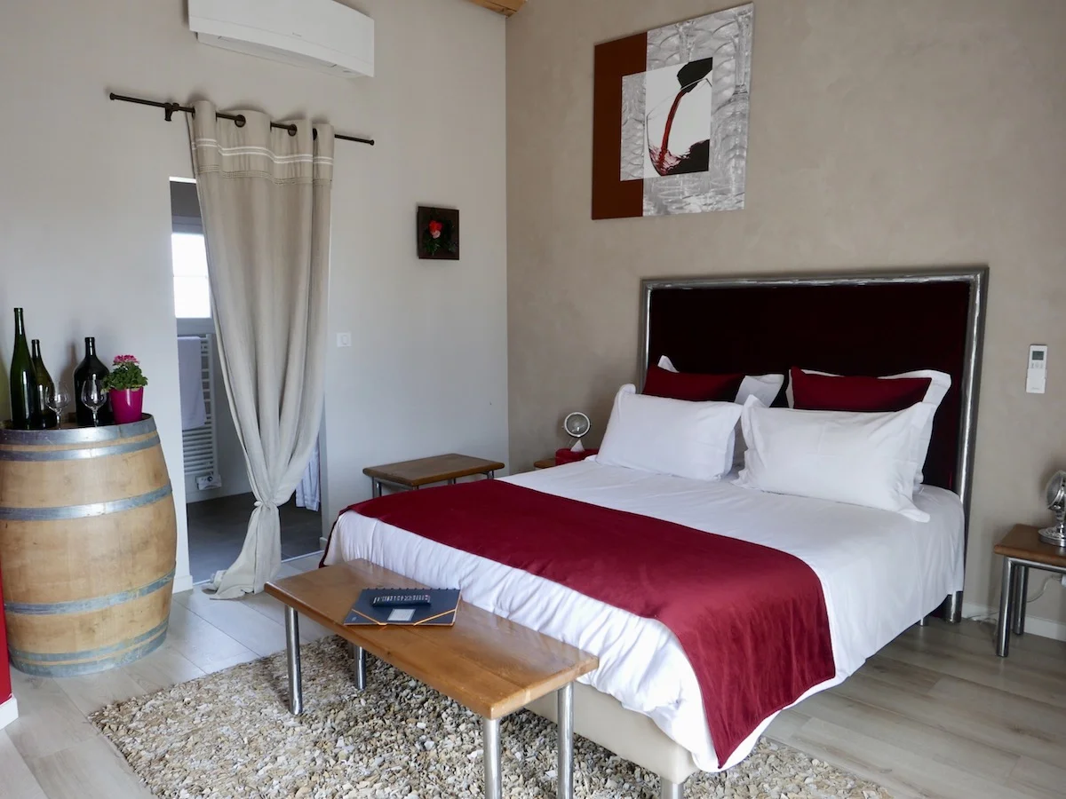 Chambre Grande Cuvée, aux teintes chaleureuses et murs en pierre