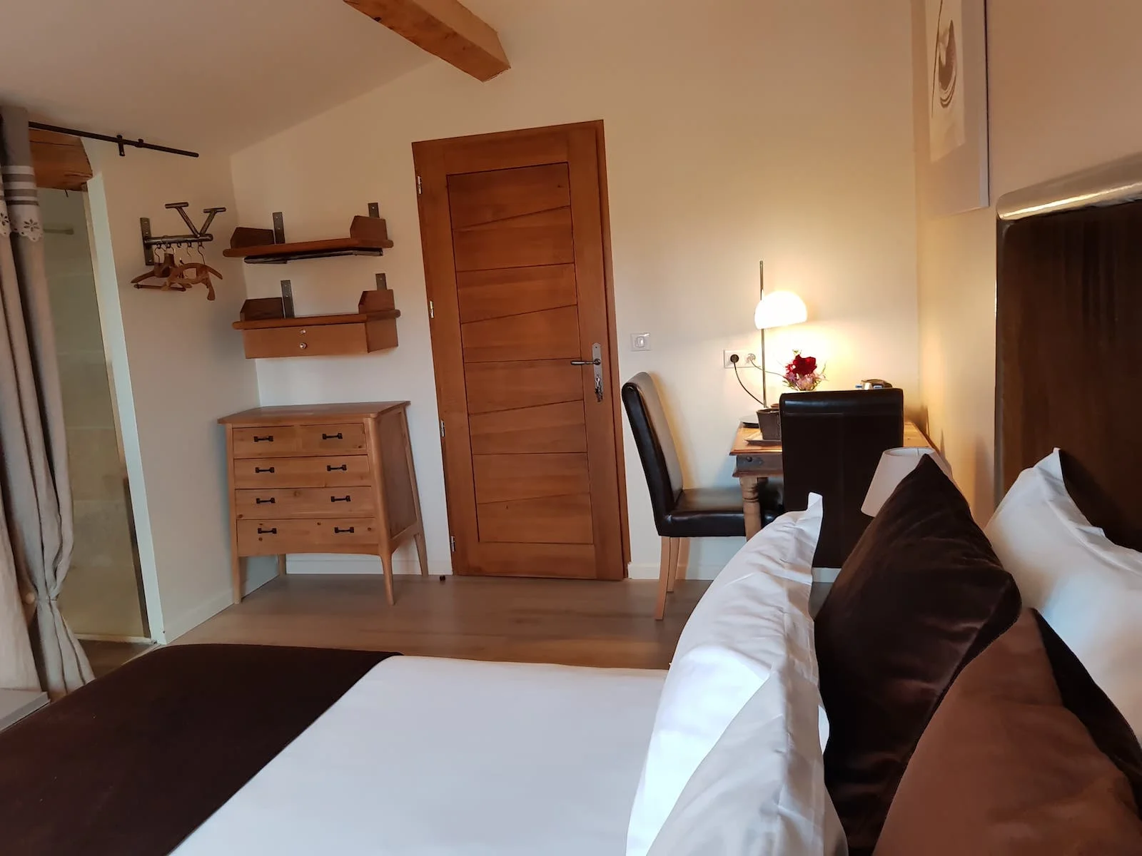 Un aperçu de la chambre Marron glacé