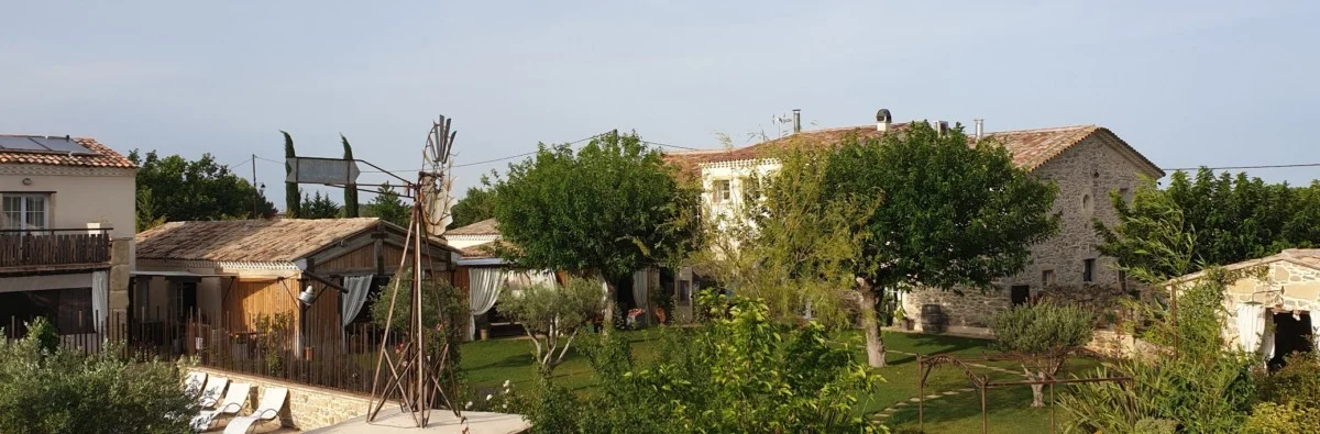 Vue panoramique du jardin et des bâtisses