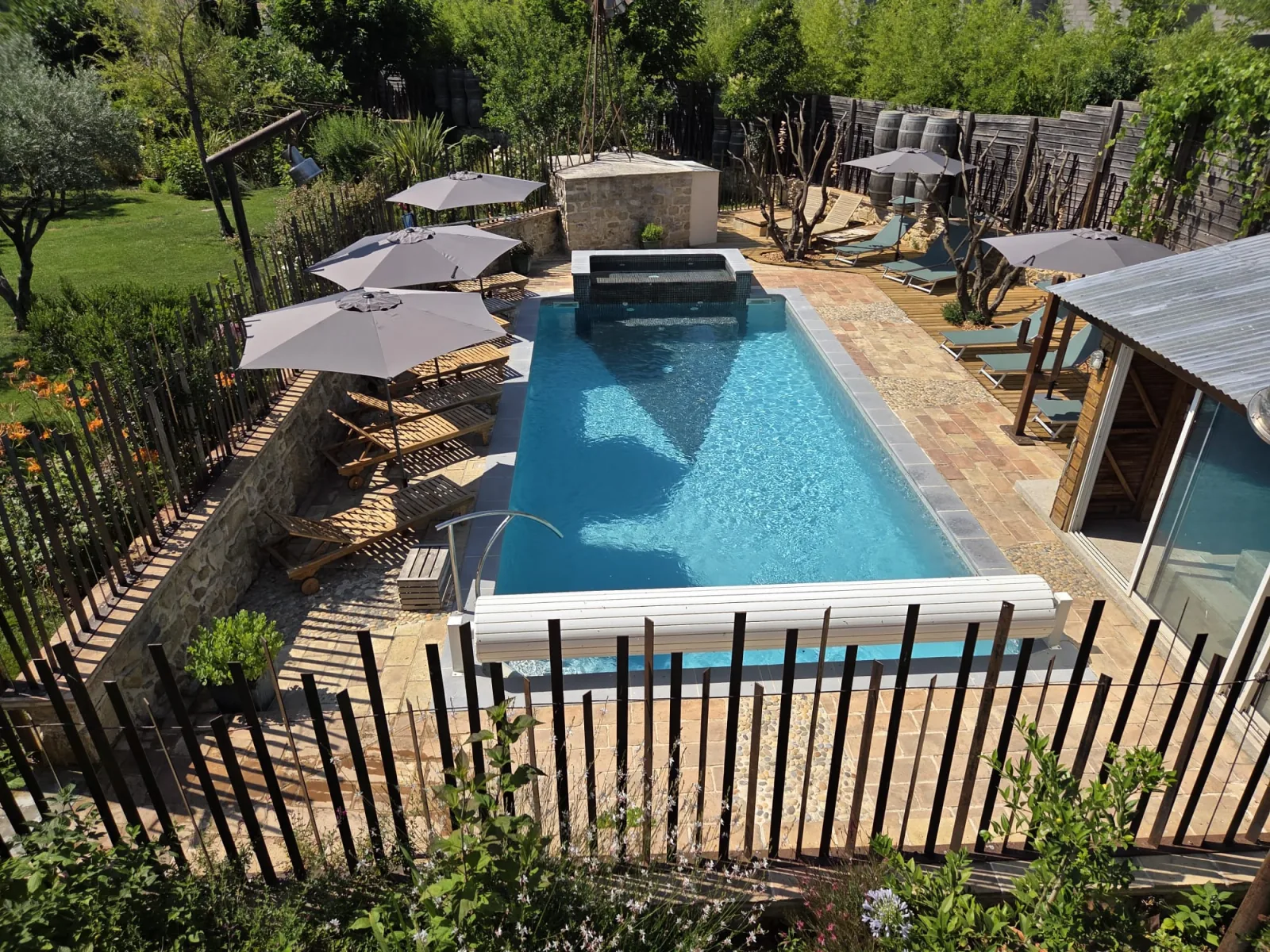 La piscine du Mas de France, ses transats et ses parasols