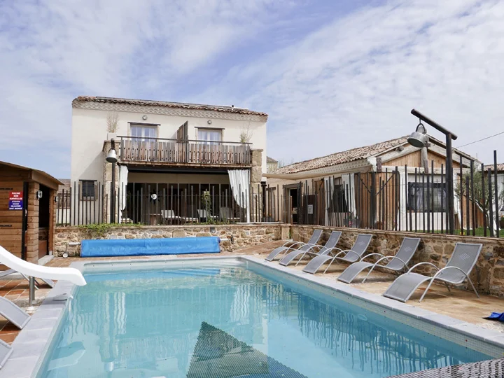 Une journée paisible au bord de la piscine du gîte