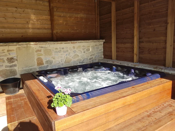 Le jacuzzi dans son espace couvert