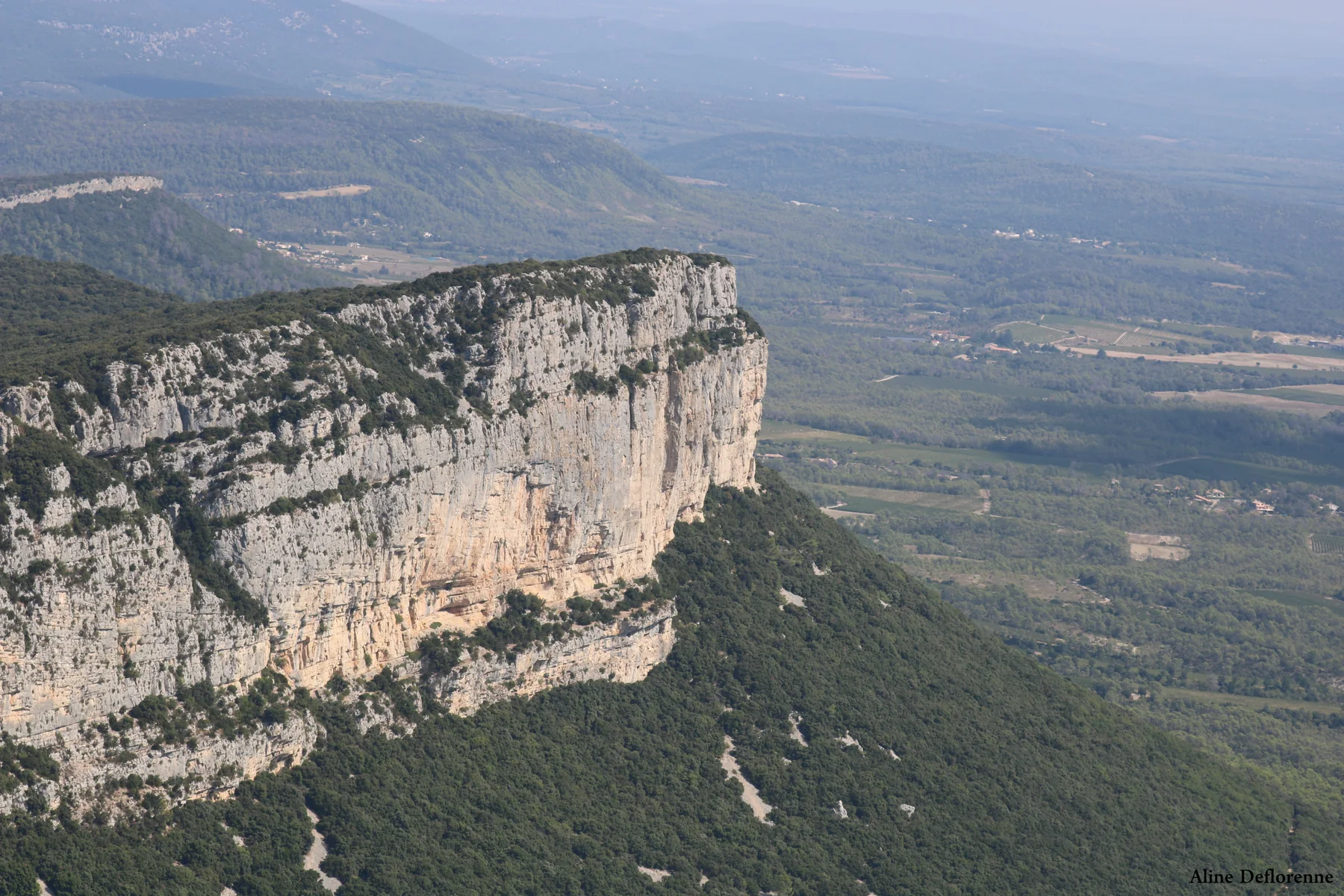 Panorama de falaises et de garrigue depuis le sommet du Pic Saint-Loup