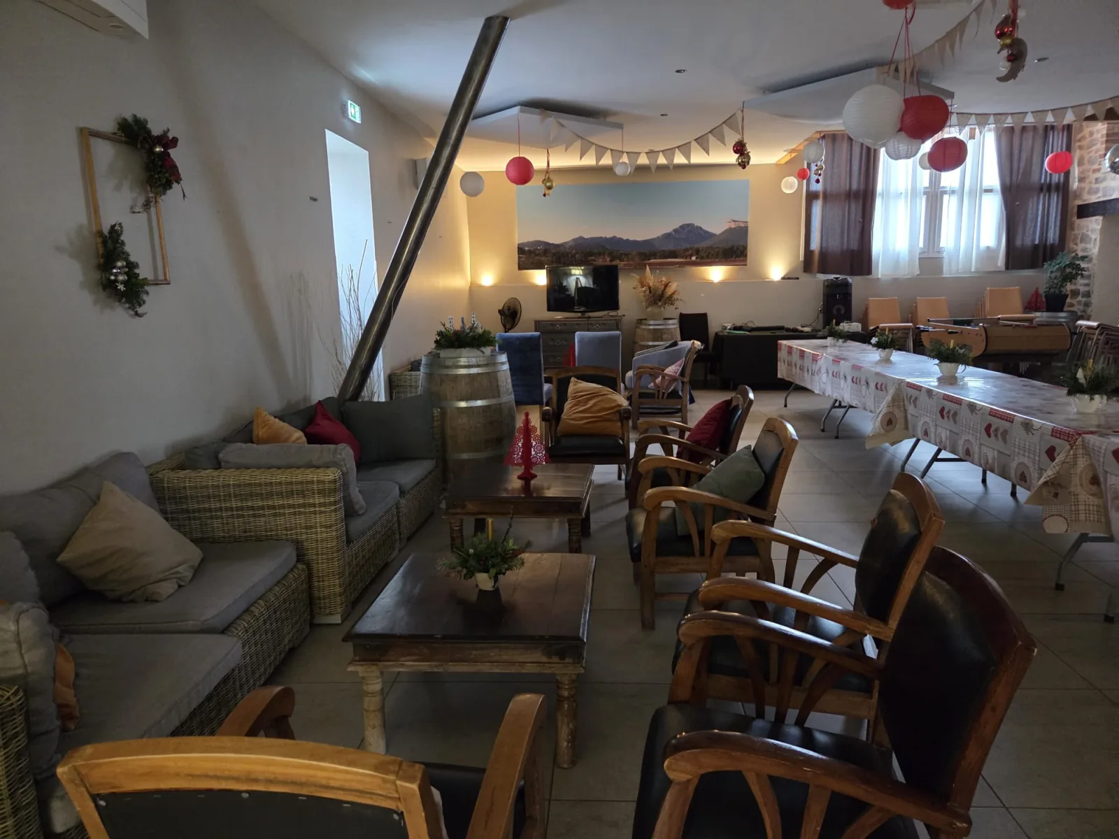 Le salon et ses fauteuils décorés pour Noël