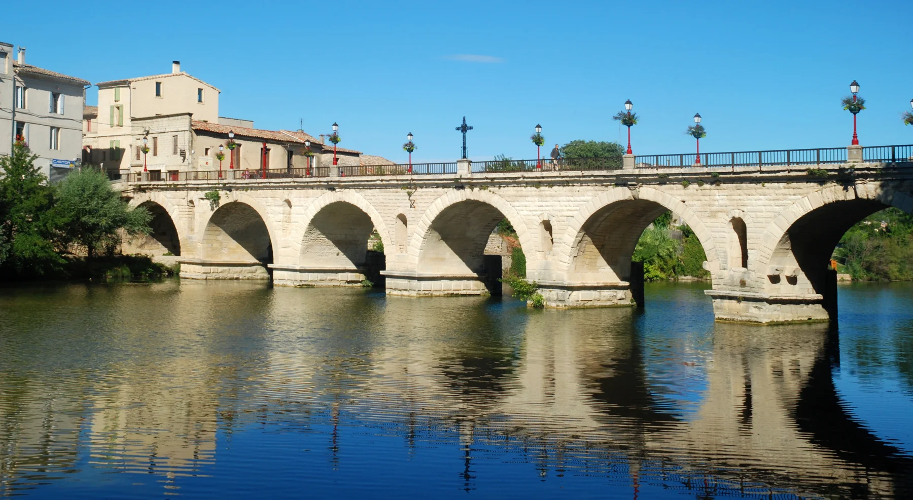 Le pont Tibère et son reflet dans le Vidourle à Sommières