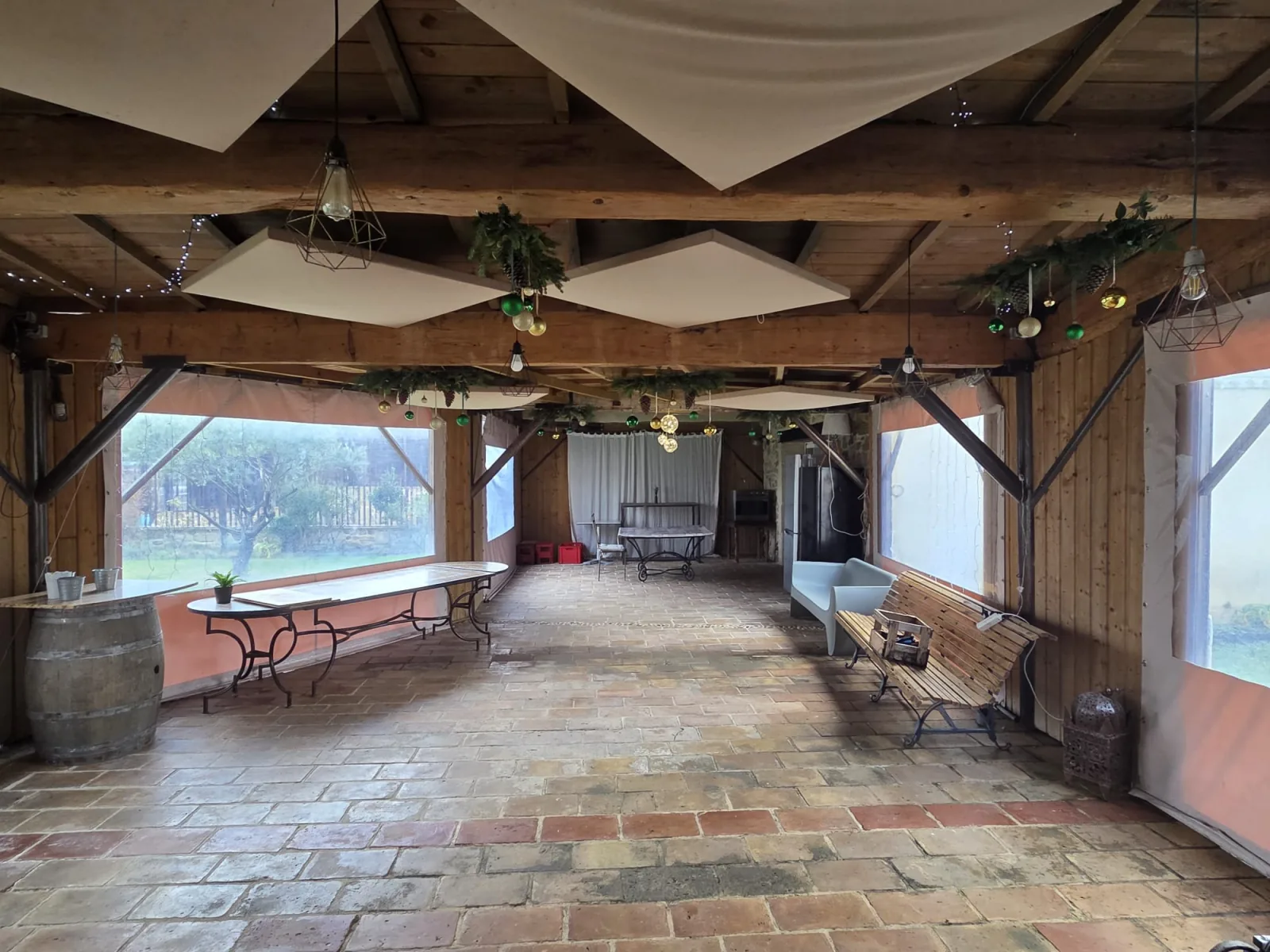 La terrasse couverte sous les décorations de Noël