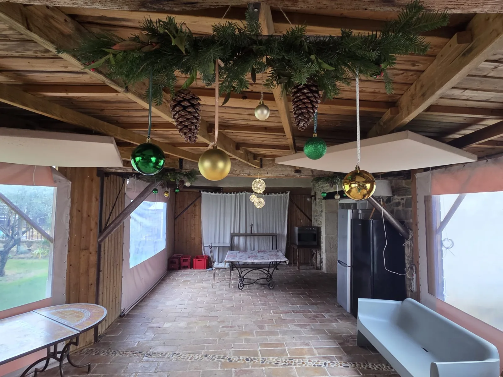 Les décorations de Noël sous les poutres de la terrasse